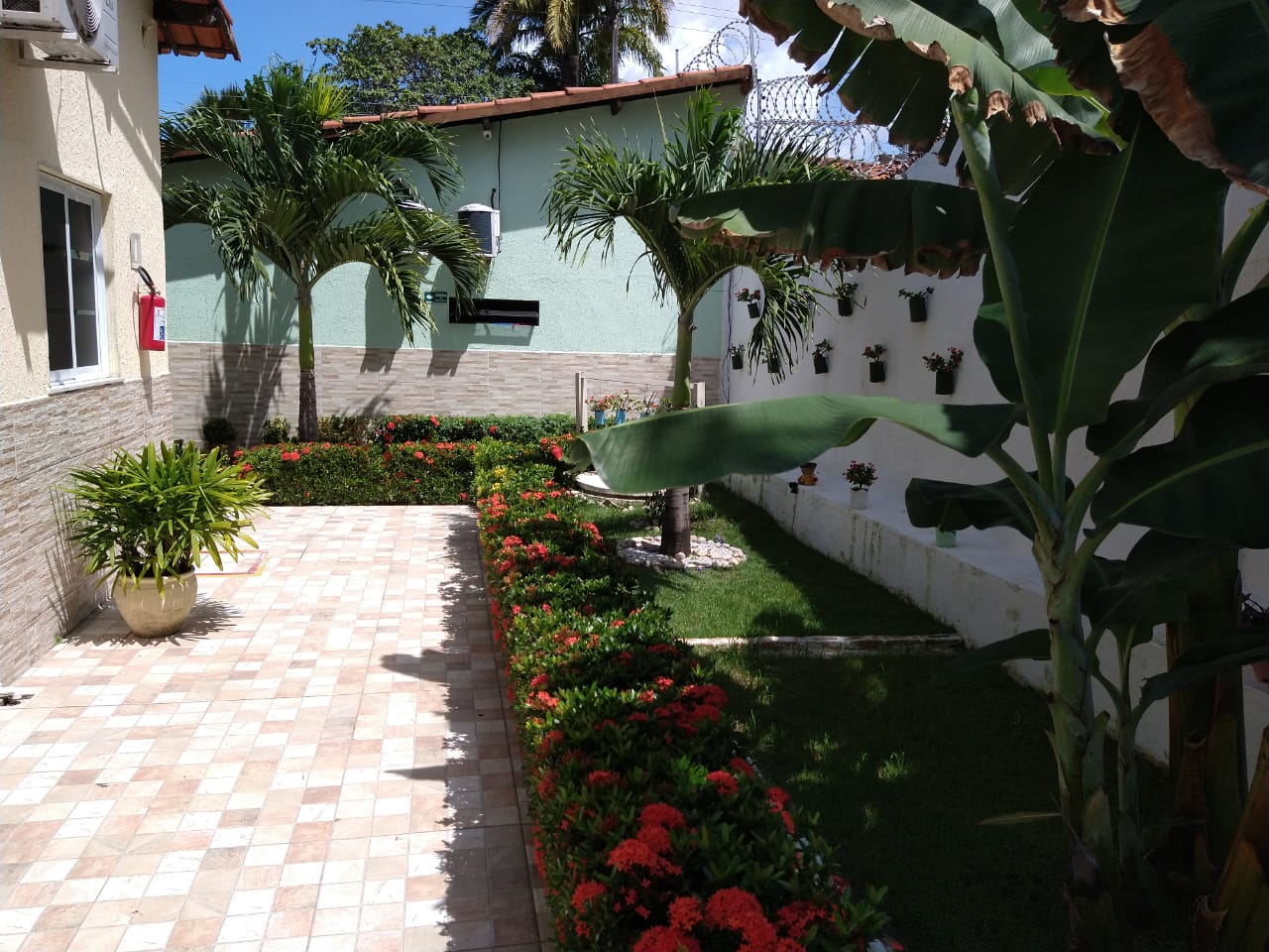 Caminho entre jardins da Clínica Especializada Atos Vida