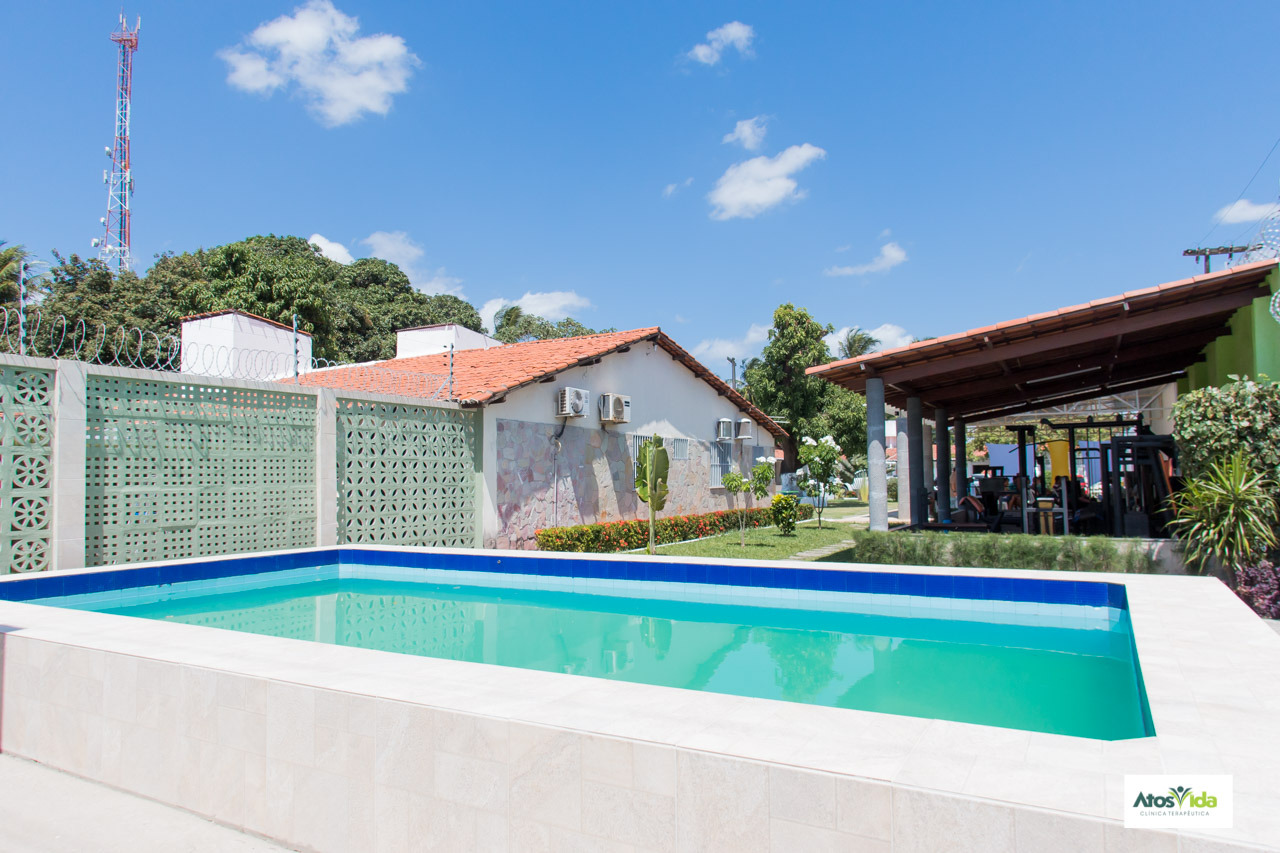 Piscina e área externa da Clínica Especializada Atos Vida