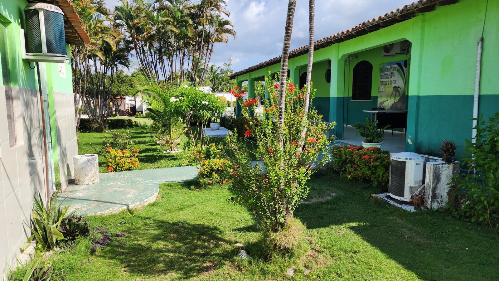 Jardim central entre os blocos da Comunidade Terapêutica