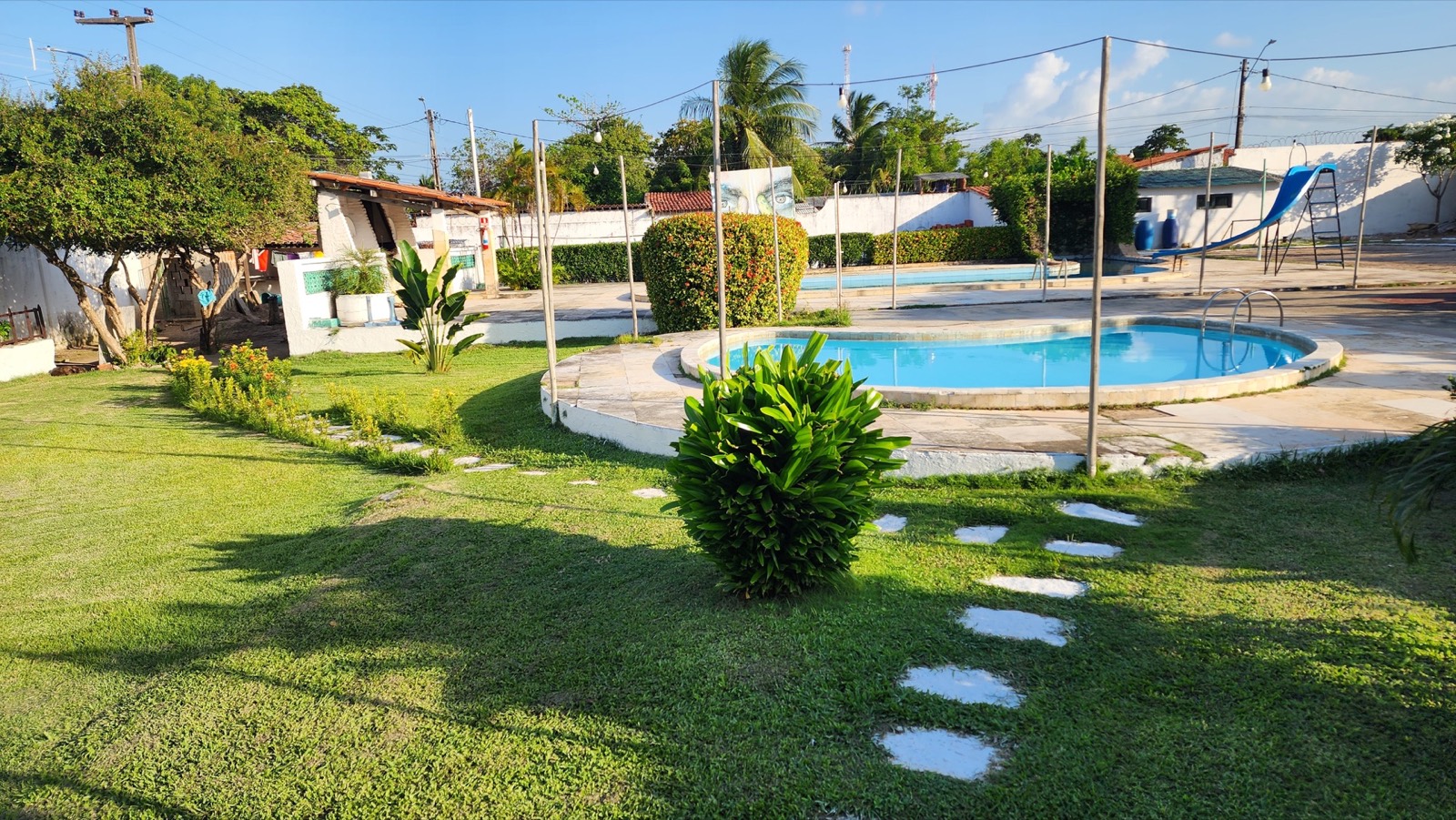 Piscina e jardim da Comunidade Terapêutica Atos Vida