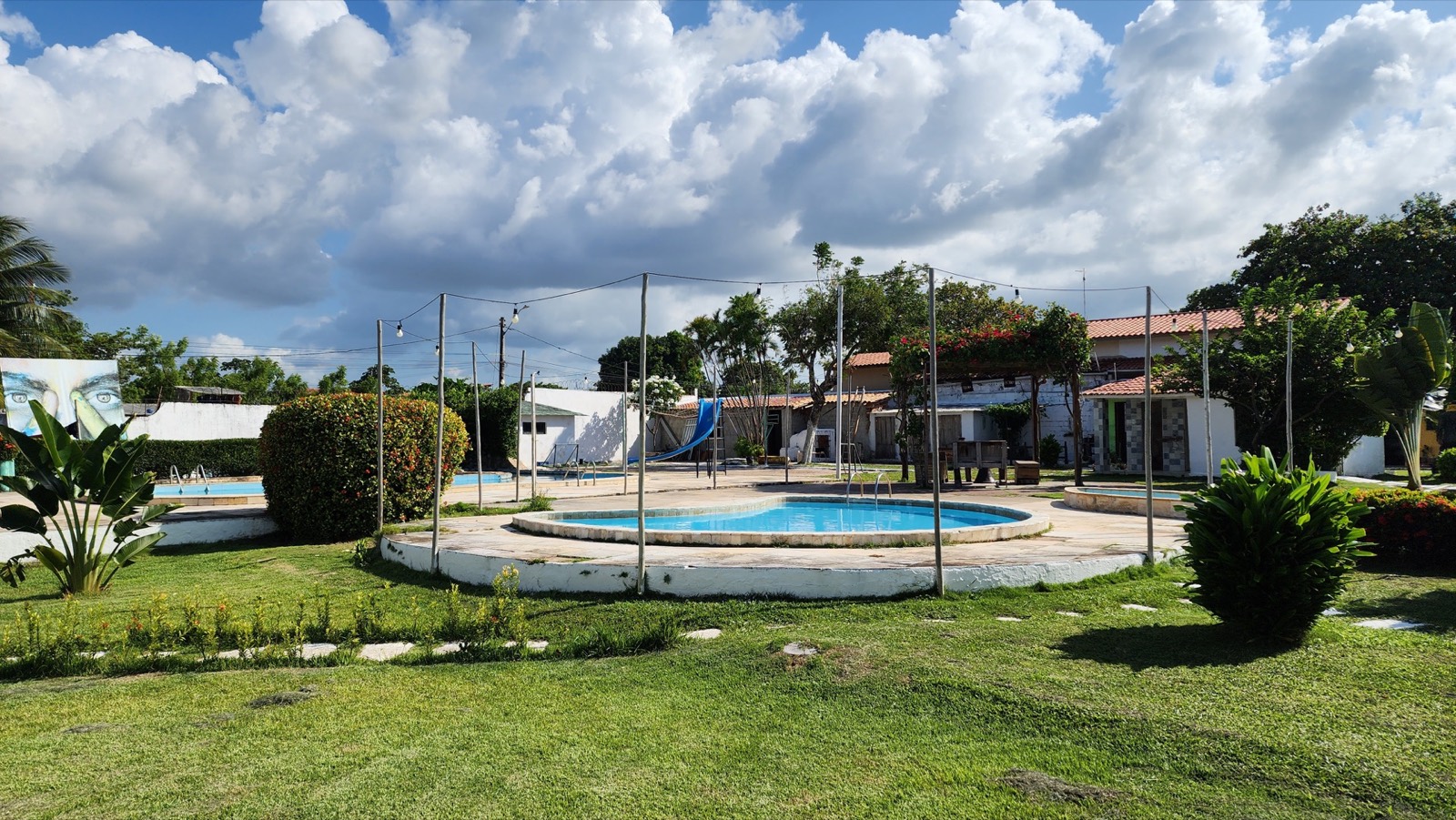 Vista das piscinas e jardins da Comunidade Terapêutica
