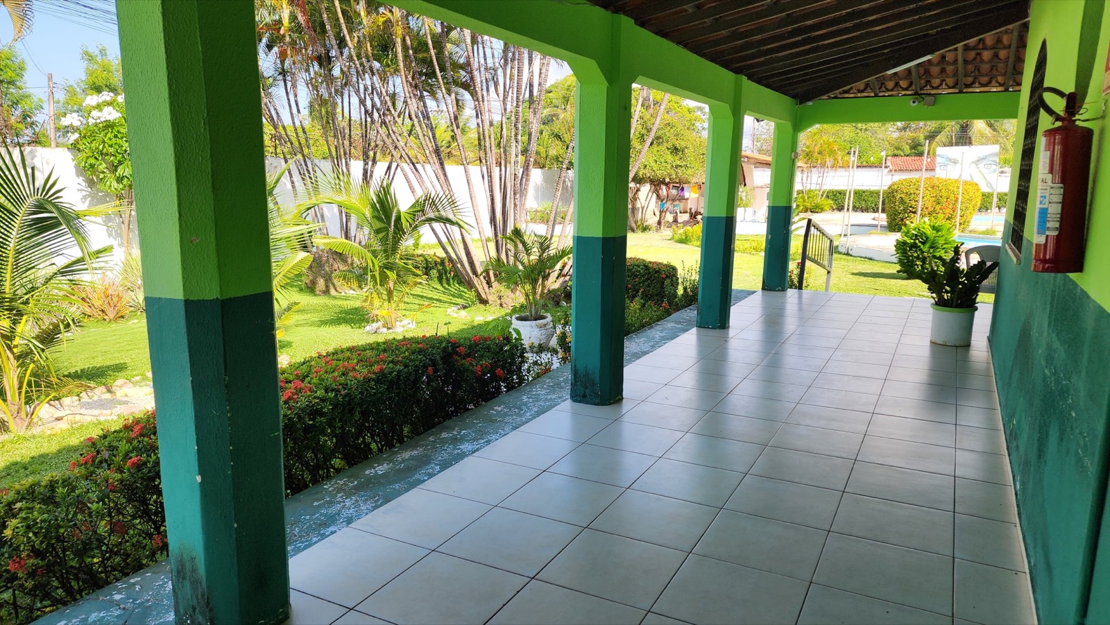 Varanda coberta com vista para o jardim da Comunidade Terapêutica